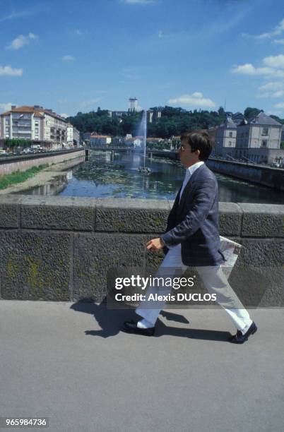 Le juge Jean-Michel Lambert, chargé de l'instruction de l'affaire Grégory Villemin, dans la rue en France, le 18 juillet 1985.