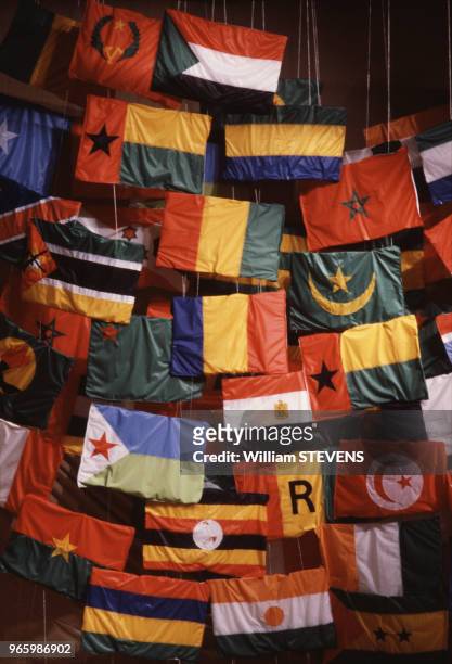Drapeaux des pays d'Afrique lors du sommet franco-africain à la Baule, le 21 juin 1990, en Loire-Atlantique, France.