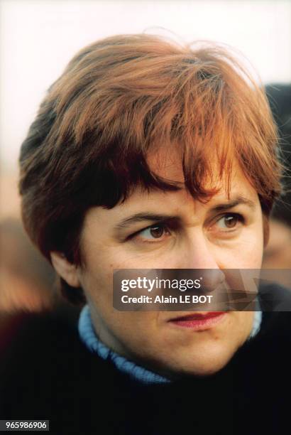 Portrait de Dominique Voynet le 15 janvier 2000 sur le site de stockage de La Plaine-sur-Mer, France.