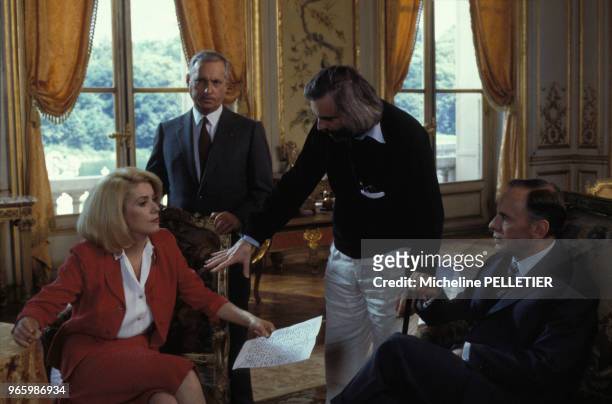 Le réalisateur Francis Girod entouré de Catherine Deneuve, Michel Serrault et Jean-Louis Trintignant lors du tourange du film 'Le Bon Plaisir' le 17...