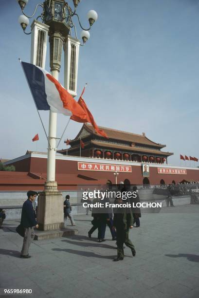 Drapeaux français et chinois sur la place Tian'anmen pour la venue de Valéry Giscard d'Estaing à Pékin, le 17 octobre 1980, Chine.