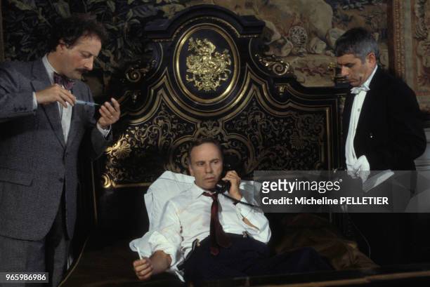 Jean-Louis Trintignant, Philippe Brizard et Etienne Draber lors du tournage du film 'Le Bon Plaisir' réalisé par Francis Girod le 17 novembre 1983 en...