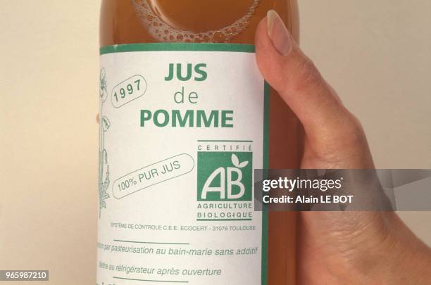 Bouteille de jus de pomme dans un magasin d'alimentation biologique à Nantes, le 22 novemnre 1997, en Loire-Atlantique, France.