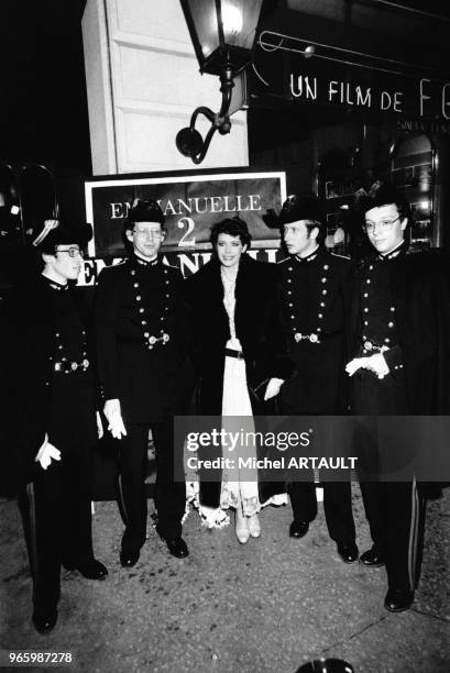 Sylvia Kristel à la première du film 'Emmanuelle 2' de Francis Giacobettien avec des officiers de l'école Polytchnique le 24 janvier 1978 à Paris,...