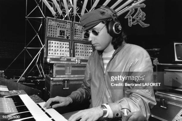Jean-Michel Jarre jouant du synthétiseur pendant son concert le 21 octobre 1981 à Pékin en Chine.