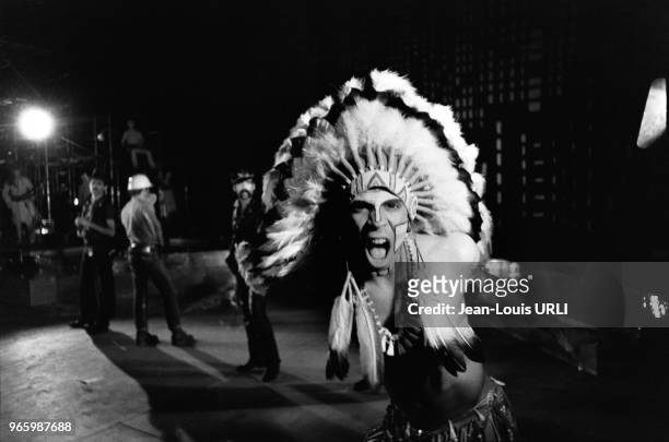Felipe Rose, le chanteur tenant le rôle de l'indien dans le groupe 'Village people' sur la scène du Palace à Paris, France, en octobre 1978, devant...
