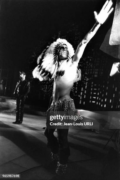 Felipe Rose, l'indien du groupe 'Village people" sur la scène du Palace à Paris, france, en octobre 1978.