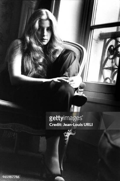 Actrice Blanche Baker pose assise dans un fauteuil en décembre 1978 à Paris, France.