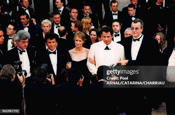 Sean Penn, Robin Wright, John Travolta et Nick Cassavetes à la présentation du film 'She's so Lovely' de Nick Cassavetes le 16 mai 1997 sur les...