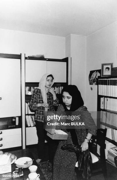 Les filles d'Abolhassan Bani Sadr reviennent de Londres pour accueillir leur père le 30 juillet 1981 à Cachan, France.