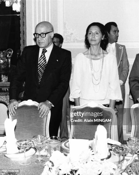 Le premier ministre iranien Jafar Sharif-Emami et son épouse à un dîner le 27 août 1978 à Téhéran, Iran.