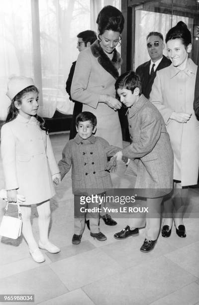 Les enfants du Shah d'Iran Farahnaz Pahlavi, Ali Reza Pahlavi et Reza Pahlavi le 13 février 1970 à Paris, France.