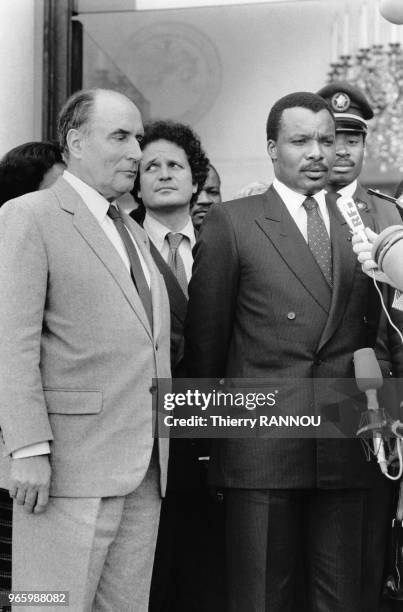 Le Président de la République française François Mitterrand reçoit le Colonel Denis Sassou N'Guesso, Président de la République populaire du Congo le...