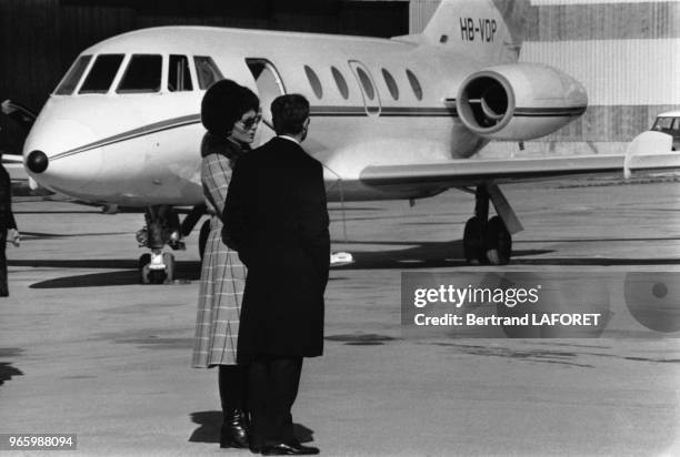 Le Shah d'Iran Mohammad Reza Pahlavi et la Chahbanou Farah Diba Pahlavi sur la piste d'aéroport, St-Moritz, Suisse, en février 1975.