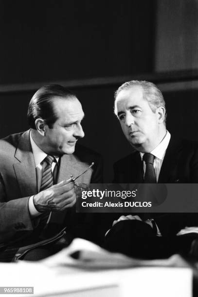 Jacques Chirac et Edouard Balladur lors du forum RPR 'Décider pour une libre entreprise' le 27 juin 1986, à Paris, France.