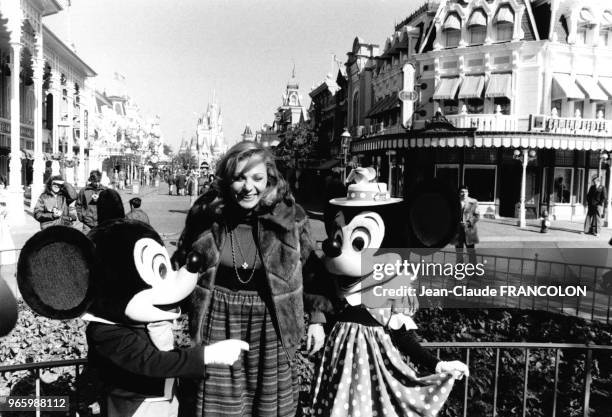 Farah Diba Pahlavi, Chahbanou d?Iran, devant Main street et le château du Parc Walt Diney World, aux Etats-Unis, en janvier 1978.