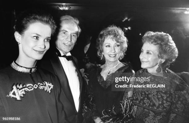 Le couturier français Pierre Cardin avec les actrices Danielle Darrieux et Suzanne Flon lors de la soirée de lancement du parfum 'Maxim's' le 28 mai...