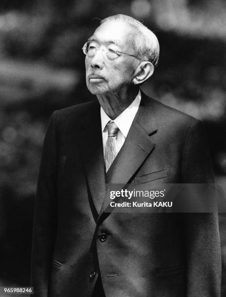 Portrait de l'empereur Hiro Hito portant veste et cravate le 20 décembre 1980 à Tokyo, Japon.