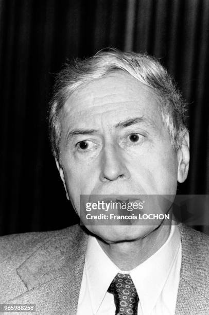 écrivain Gilbert Cesbron sur le plateau des 'dossiers de l'écran' de Antenne 2, à Paris, France, le 24 février 1976.