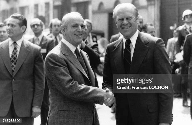 Le Président des Etats-Unis Gerald Ford et le chef du gouvernement grec, Président d'honneur en exercice du Conseil Atlantique, Constantin...