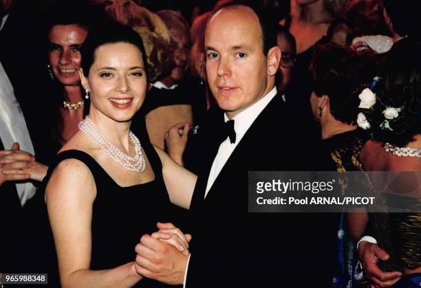 Isabella Rossellini et le Prince Albert II de Monaco dansant au Bal de la Rose le 16 mars 1997 à Monte-Carlo, Monaco.