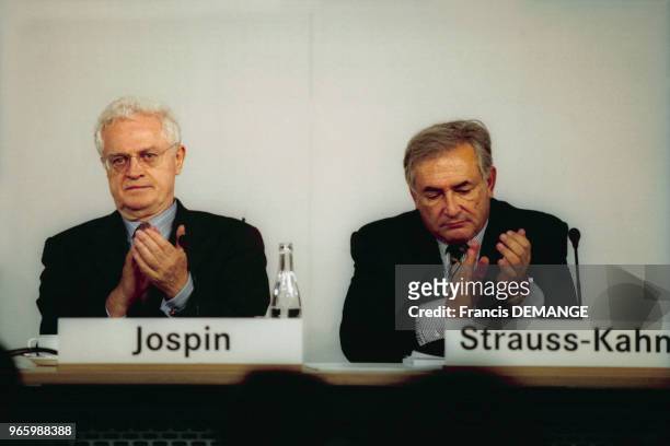 Lionel Jospin et Dominique Strauss-Kahn lors de l'annonce de la création d'EADS issue de l'alliance du Français Matra et de l'Allemend Dasa le 14...
