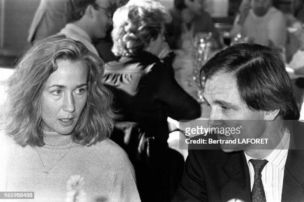 Actrice, Brigitte Fossey et le directeur général de la société "Apple" Seedrin, Jean-Louis Gassée au cocktail de lancement du mécénat privé au jeune...