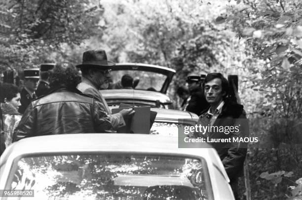 Le journaliste Jacques Tillier avec les policiers pendant la reconstitution de son agression par Jacques Mesrine le 25 octobre 1979 à Creil, France.