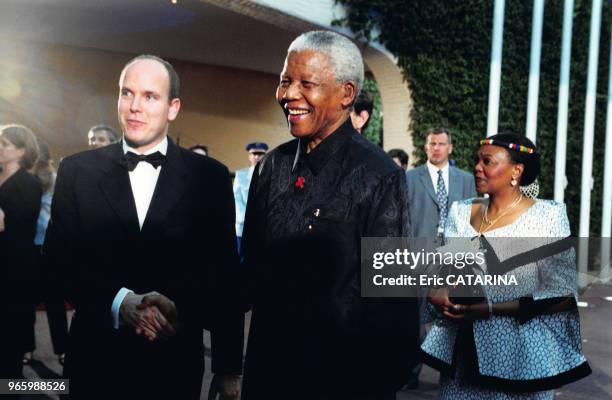 Prince Albert II de Monaco avec l'homme d'état sud africain Nelson Mandela au Laureus Sports Awards le 25 février 2000 à Monaco.