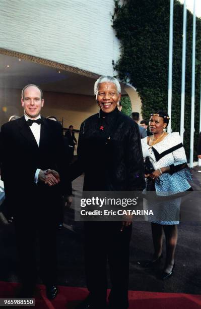 Prince Albert II de Monaco avec l'homme d'état sud africain Nelson Mandela au Laureus Sports Awards le 25 février 2000 à Monaco.