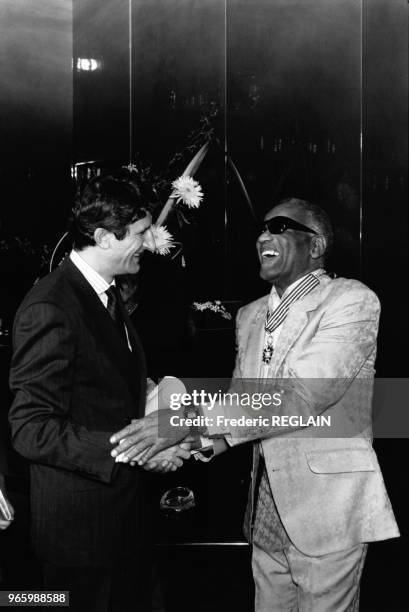 Ray Charles décoré des insignes de Commandeur des Arts et des Lettres par le secrétaire d'état à la Culture Philippe de Villiers, le 21 novembre 1986...