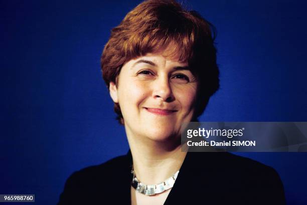 Portrait de la ministre de l'Aménagement du Territoire et de l'Environnement Dominique Voynet à une con férence de presse le 18 mai 2000 à Paris,...