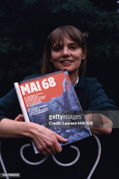 Caroline de Bendern, aristocrate et égérie de Mai 68, montrant la photo qui l'a rendue célèbre le 16 février 1988 à Paris, France.