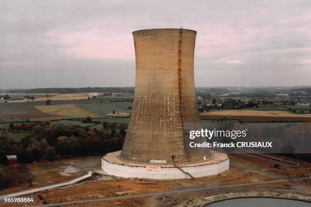 Démolition de la centrale thermique à charbon de Pont-sur-Sambre de Pont-sur-Sambre, dans le Nord, en France, le 22 octobre 1998.