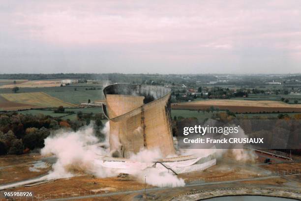 Démolition de la centrale thermique à charbon de Pont-sur-Sambre de Pont-sur-Sambre, dans le Nord, en France, le 22 octobre 1998.