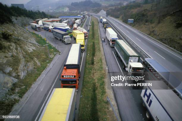 Trafic routier papalysé en raison de la grève des transporteurs routiers le 23 mars 1984 à Hendaye, France.