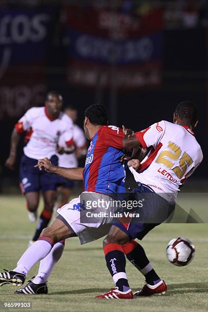 Cesar Ramirez of Paraguay's Cerro Porteno vies for the ball with Leiton Jimenez of Colombia's Deportivo Independiente de Medellin during their Copa...