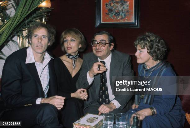 Maria Schell, à droite, lors de son anniversaire dans un restaurant avec l'acteur Bruce Dern, Claude Chabrol et Stéphane Audran le 15 janvier 1976 à...