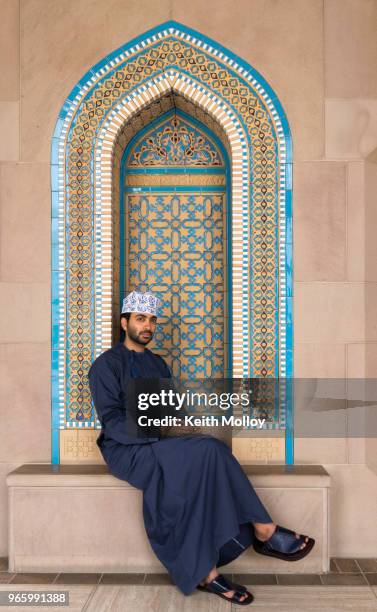omanische mann am grand mosque, muscat - grand mosque oman stock-fotos und bilder