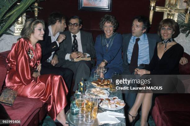 Maria Schell, au centre, lors de son anniversaire dans un restaurant avec Sydne Rome, Bruce Dern, Claude Chabrol, Jean-Pierre Cassel et Stéphane...