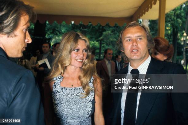 Brigitte Bardot lors du lancement de sa fondation pour la protection des animaux, ici avec le journaliste Christian Brincourt le 16 juin 1976 à...