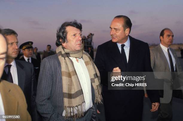 Portrait du journaliste au quotidien 'Le Monde' et du Premier ministre Jacques Chirac à l'arrivée des otages français à l'aéroport le 28 novembre...