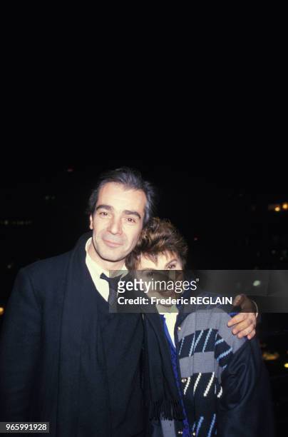 Pierre Arditi et Miou-Miou pendant le tournage du téléfilm 'Une vie comme je veux' réalisé par Jean-Jacques Goron le 18 novembre 1985 à Paris, France.