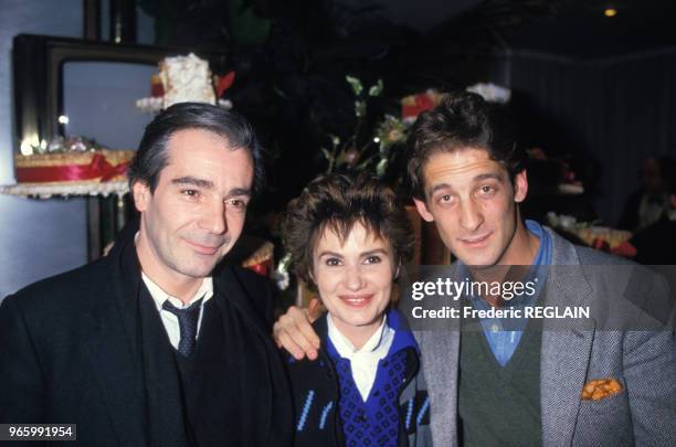 Pierre Arditi, Miou-Miou et Vincent Lindon pendant le tournage du téléfilm 'Une vie comme je veux' réalisé par Jean-Jacques Goron le 18 novembre 1985...