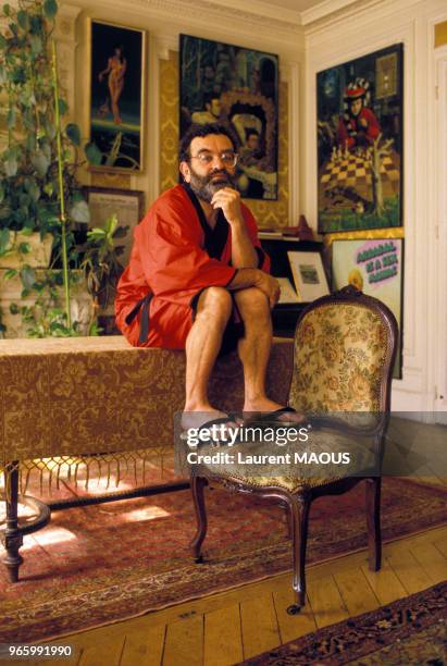 Fernando Arrabal, auteur, dramaturge et metteur en scène, en peignoir dans son appartement le 19 septembre 1985 à Paris, France.