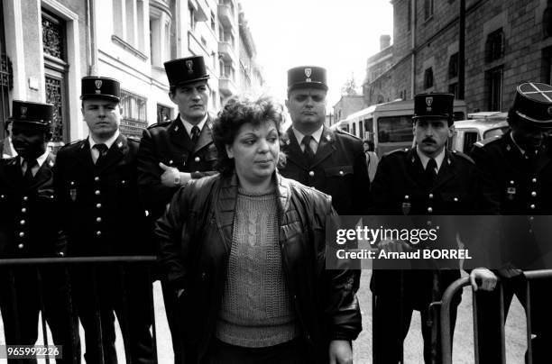 Une prostituée devant des gendarmes alignés lors d'une manifestation contre la fermeture des maisons closes le 16 avril 1985 à Paris, France.