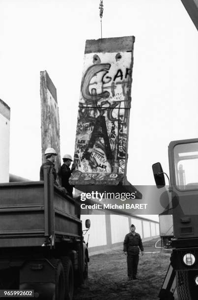 Retrait de portions du mur de Berlin avec une grue, le 13 décembre 1989, Allemagne.