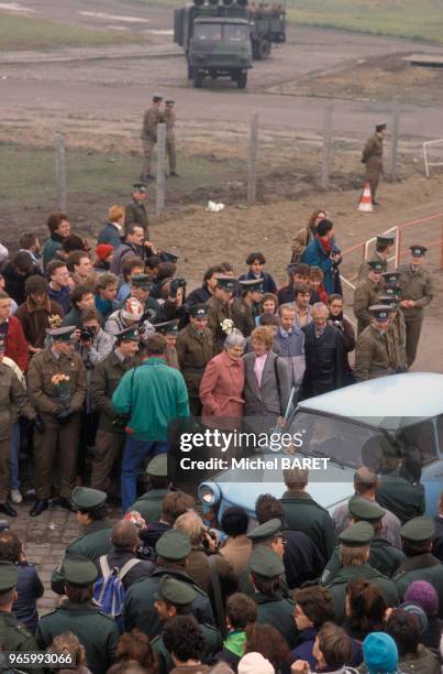 Rassemblement à un point de passage après la chute du Mur de Berlin, le 14 novembre 1989, Allemagne.