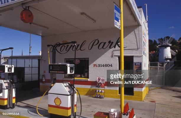 Station essence ?Elf? à Launceston, en Tasmanie, le 22 mars 1994, Australie.