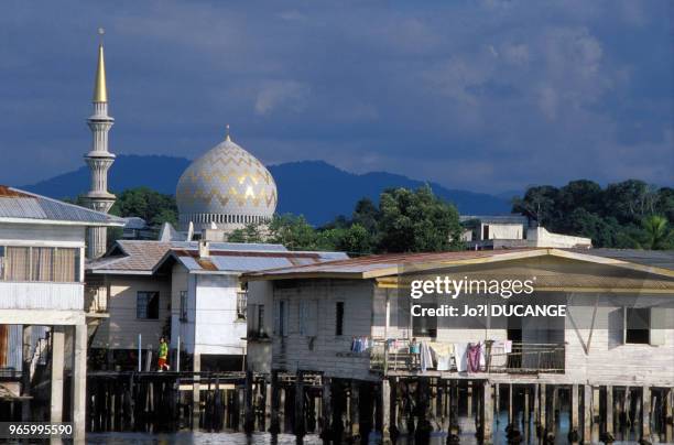 Maisons d'un quartier lacustre de Kota Kinabalu, le 21 septembre 1989, sur l'île de Bornéo, Malaisie.